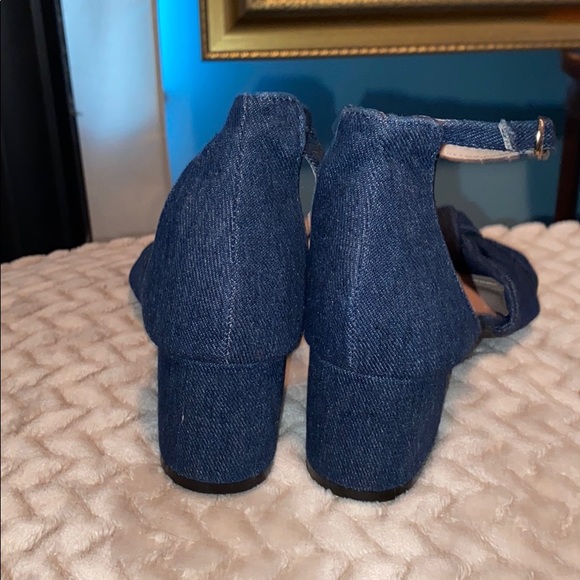 EUC Betsey Johnson denim knot strappy chunk heels - Picture 2 of 3